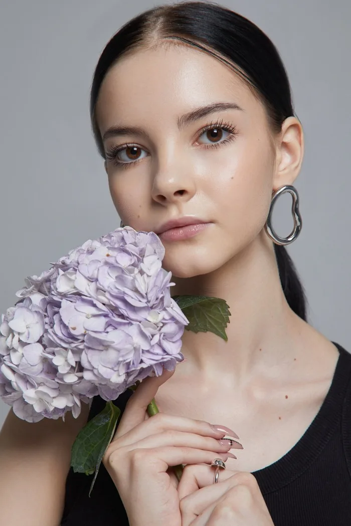 Вика, выпускница школы моды Pink Models, с цветком